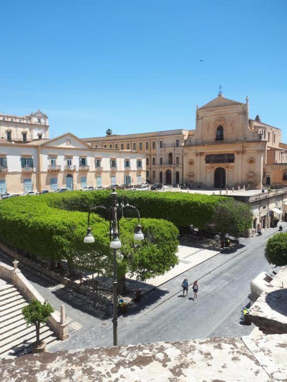 Villa La Casa In Piazza Noto Exterior foto